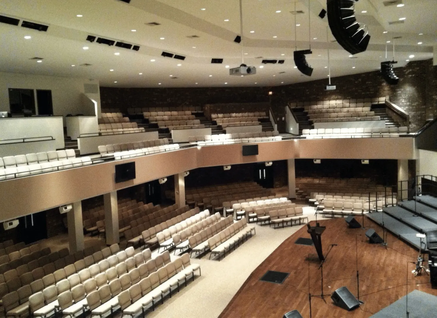 Auditorio equipado con butacas